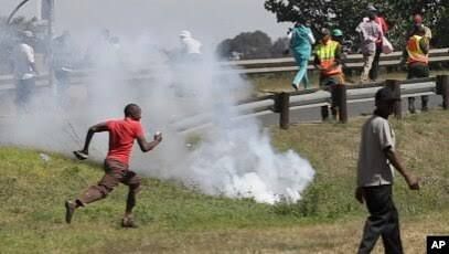 Parler vrai:   Noirs contre Noirs en Afrique du Sud