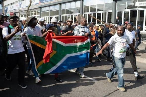 Après avoir chassé et pourchassé les africains: LE CULOT SUD-AFRICAIN